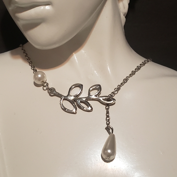 Leaf and Pearl 18" Necklace Silver Tone - Picture 2 of 7